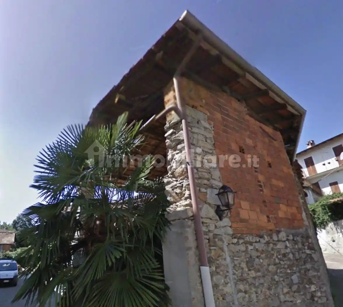 Casa indipendente in vendita a Nebbiuno