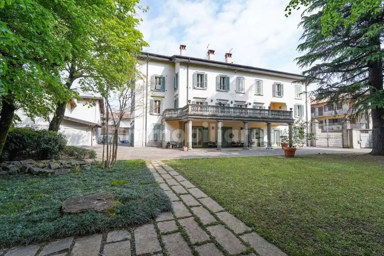 Palazzo - Edificio in vendita a Lallio