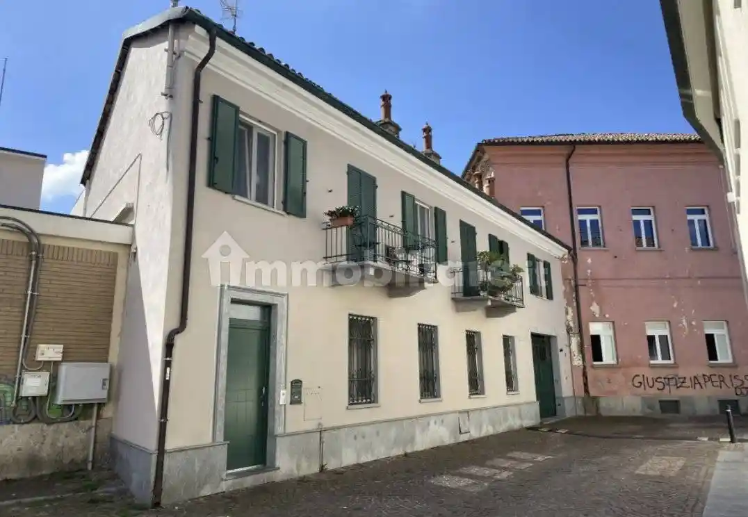 Palazzo - Stabile in vendita a Alba