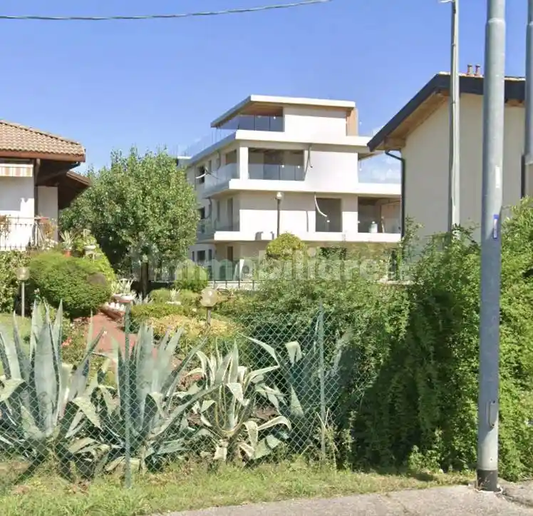 Palazzo - Stabile in vendita a Desenzano del Garda