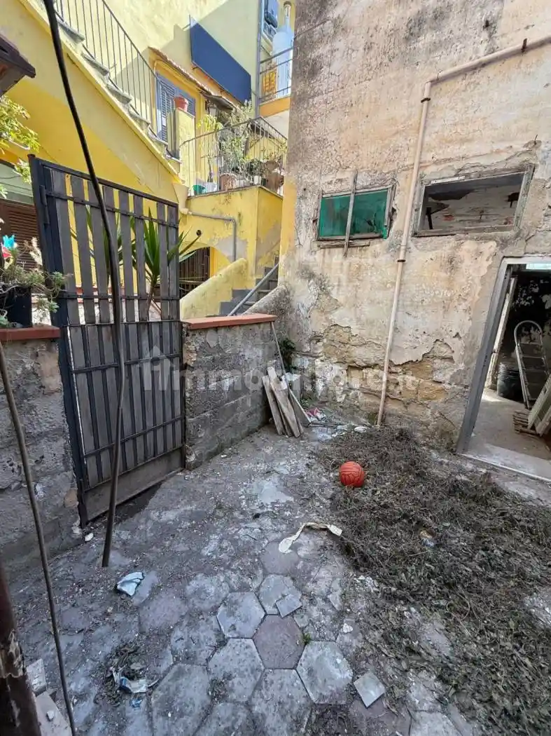Rustico - Casale in vendita a Napoli