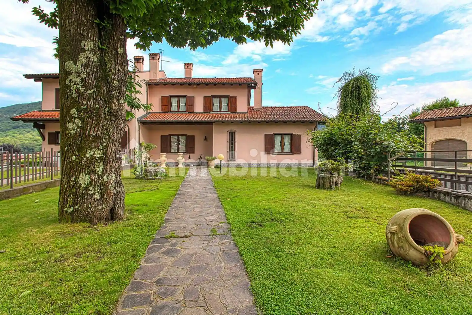 Villa in vendita a Marchirolo