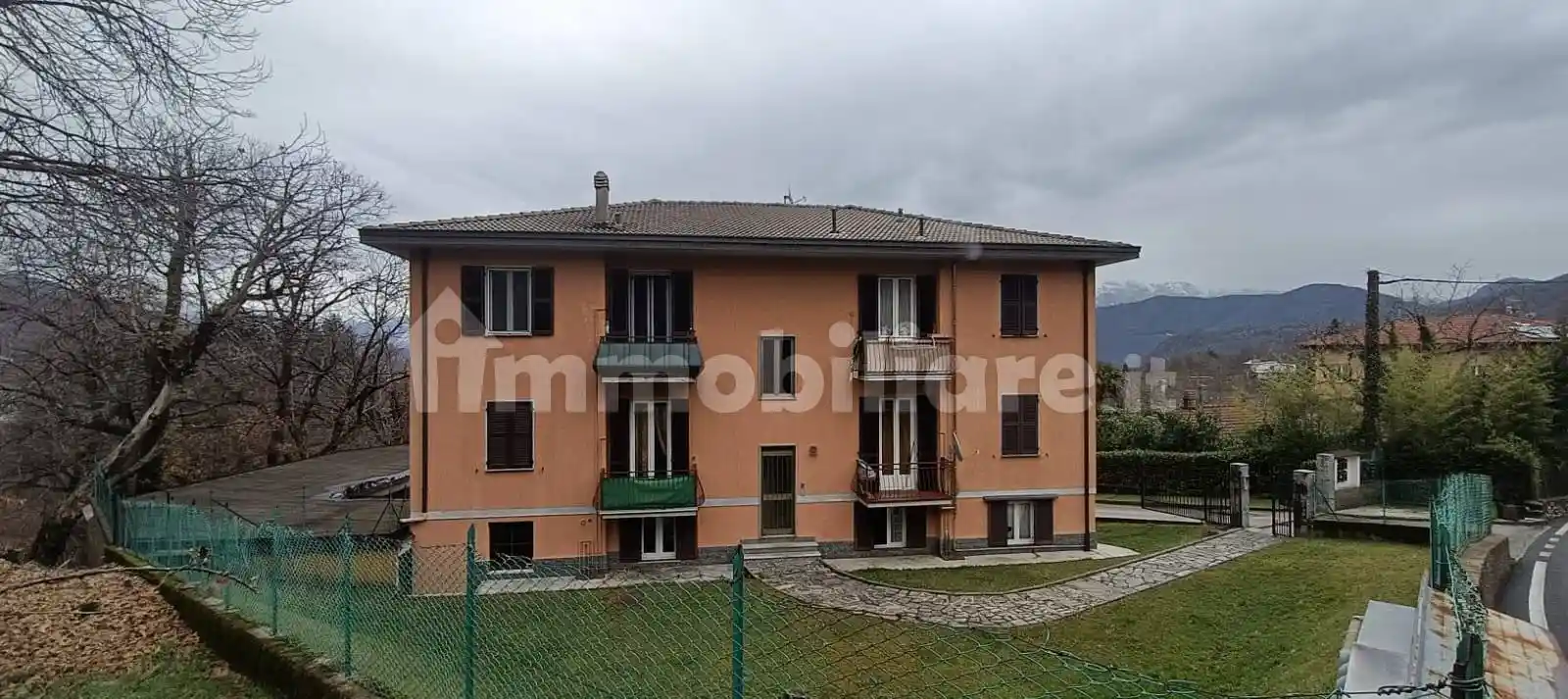 Casa indipendente in vendita a Cadegliano-Viconago