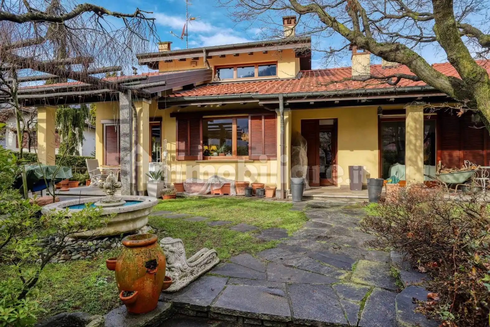 Villa in vendita a Besano