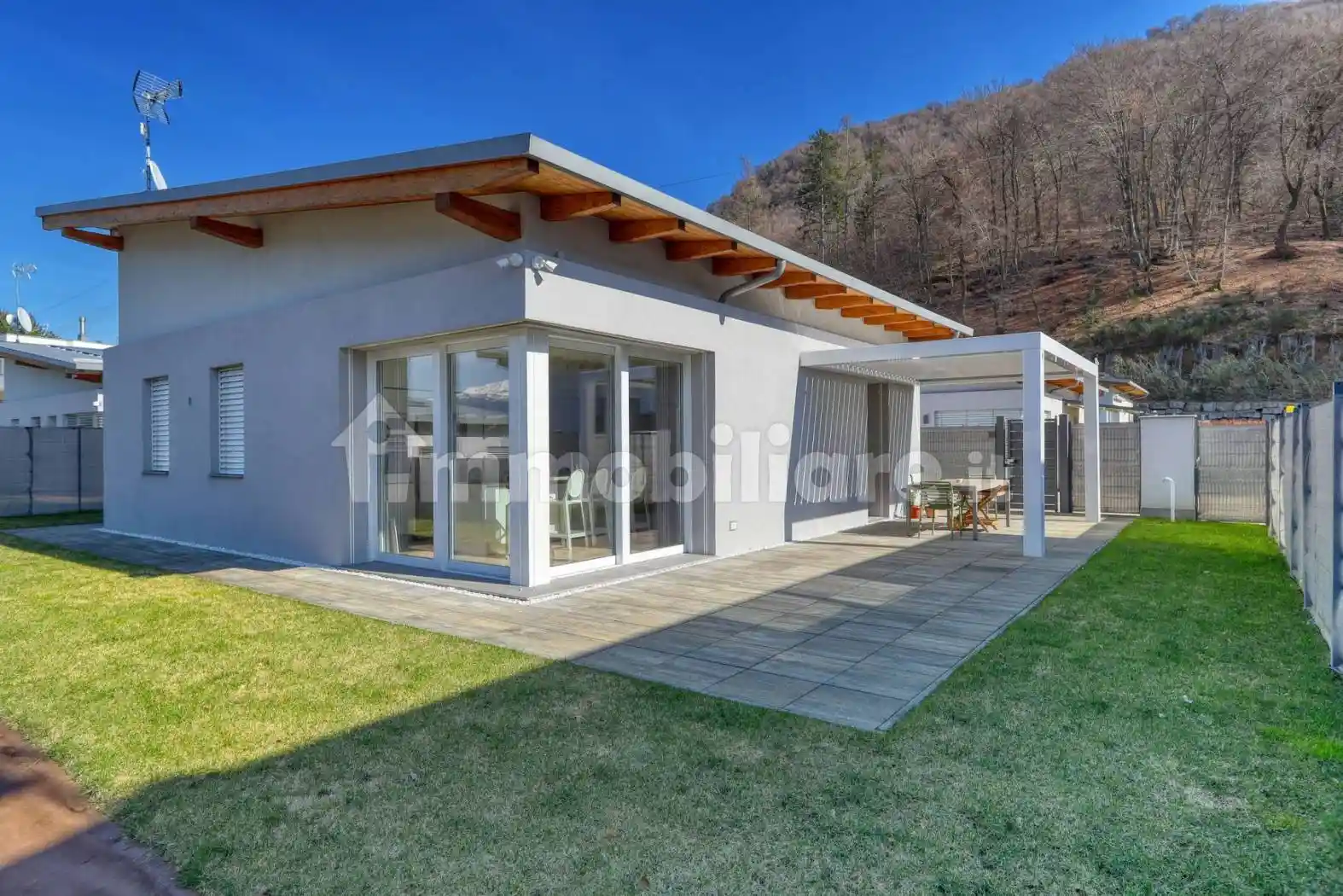 Villa in vendita a Marchirolo