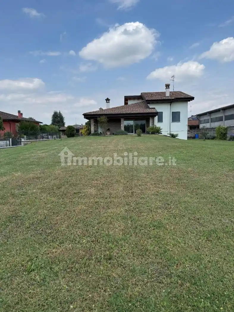 Villa in vendita a Castelnuovo Bocca d'Adda