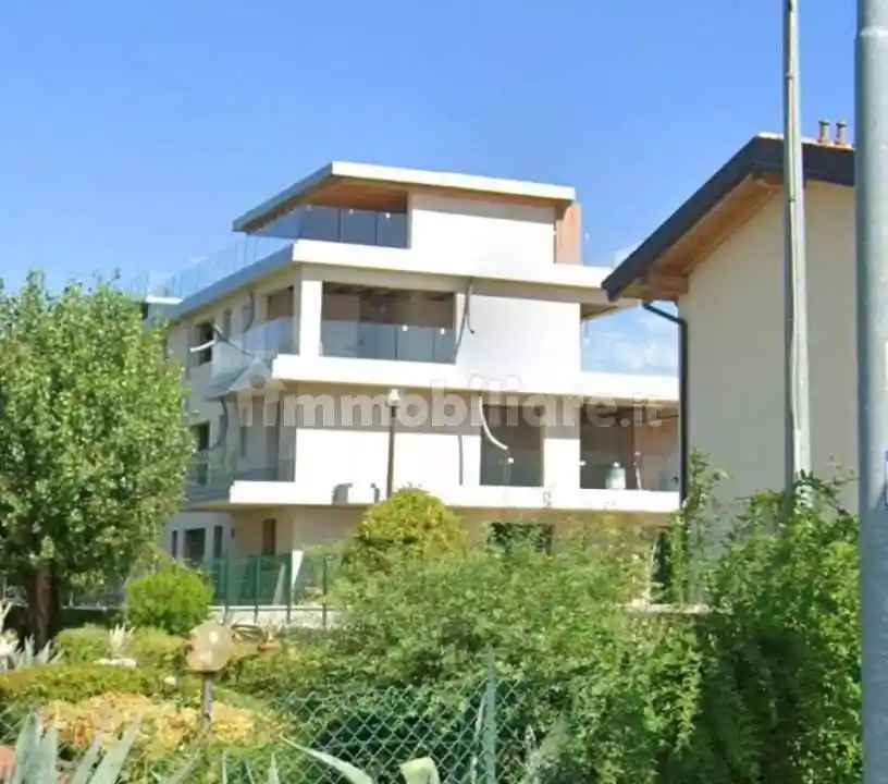 Palazzo - Stabile in vendita a Desenzano del Garda