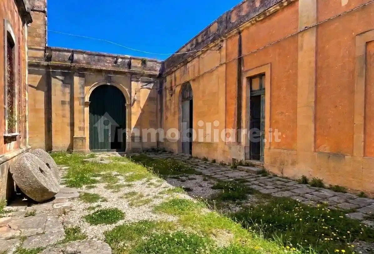 Palazzo - Edificio in vendita a Martano