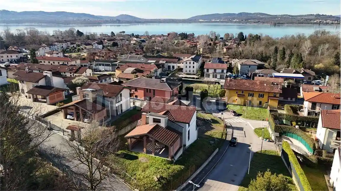 Villa in vendita a Gavirate