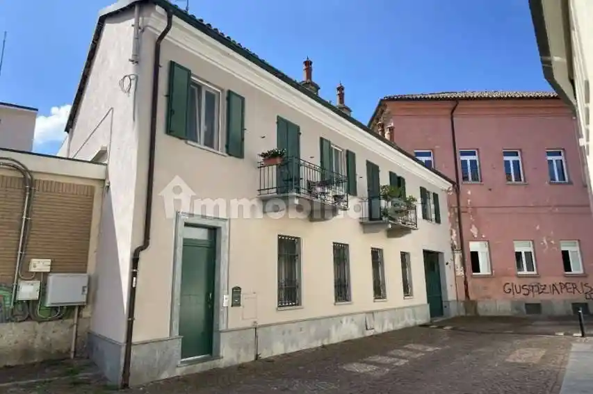 Palazzo - Stabile in vendita a Alba