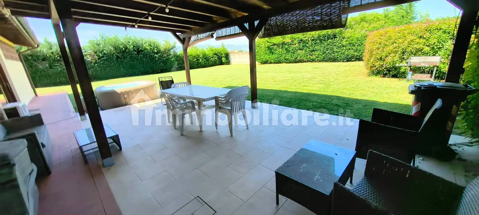 Rustico - Casale in vendita a Prato