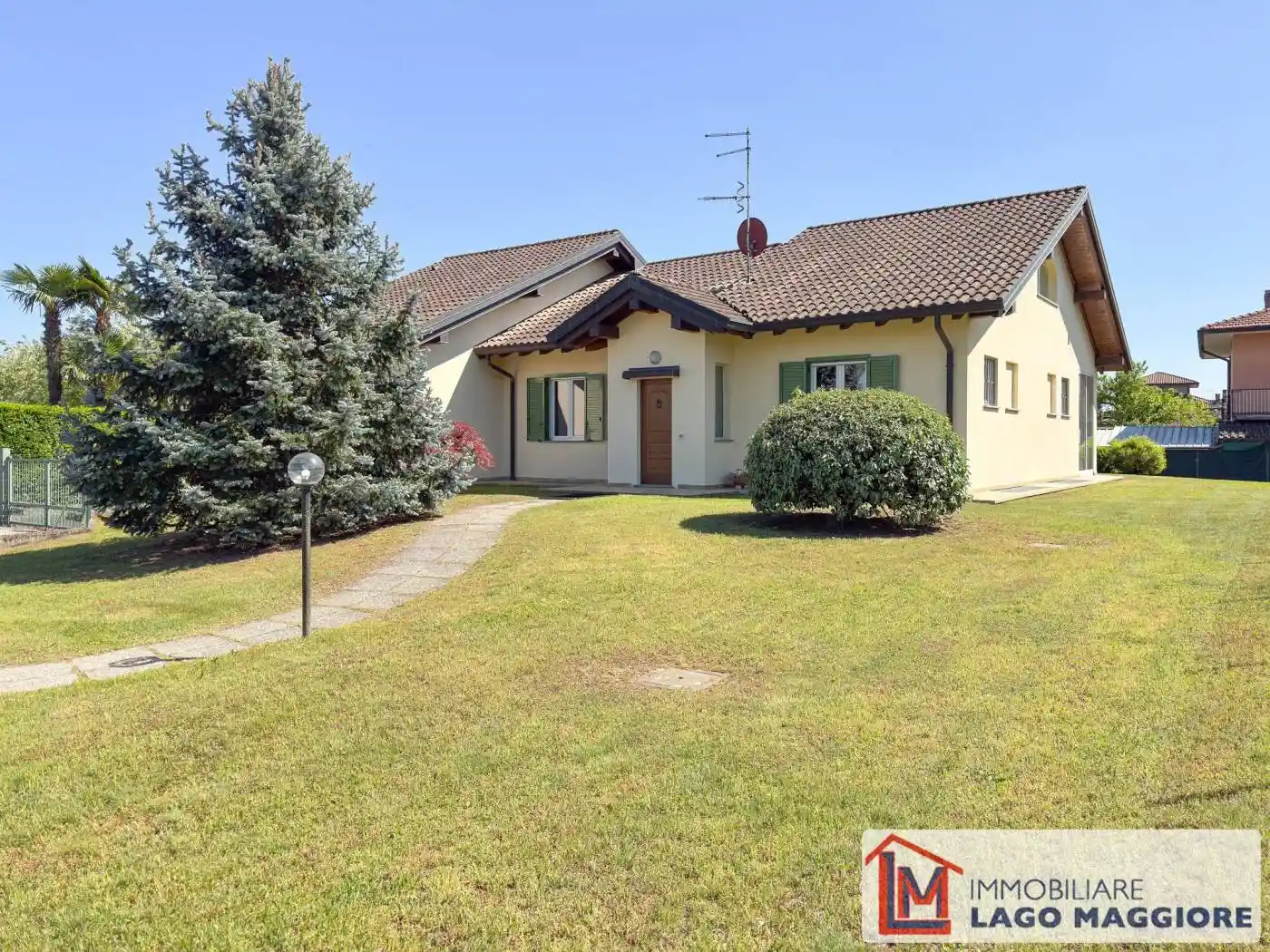 Villa in vendita a Angera