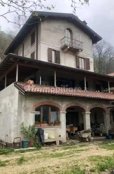 Palazzo - Stabile in vendita a Arcisate