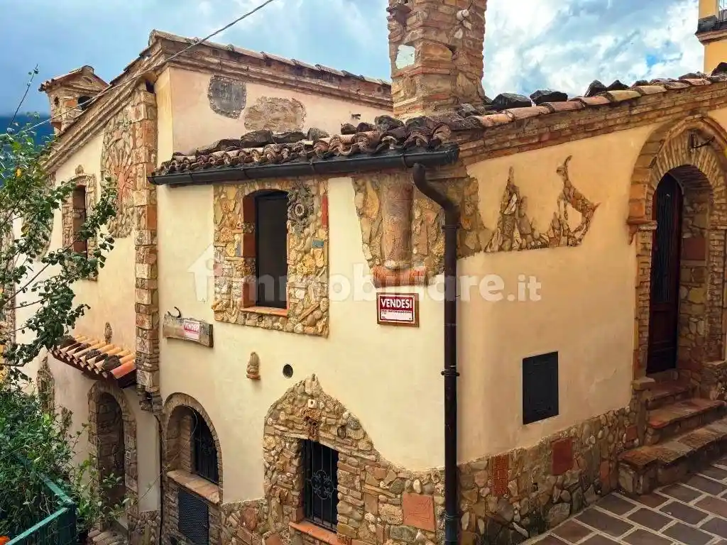 Casa indipendente in vendita a Farindola