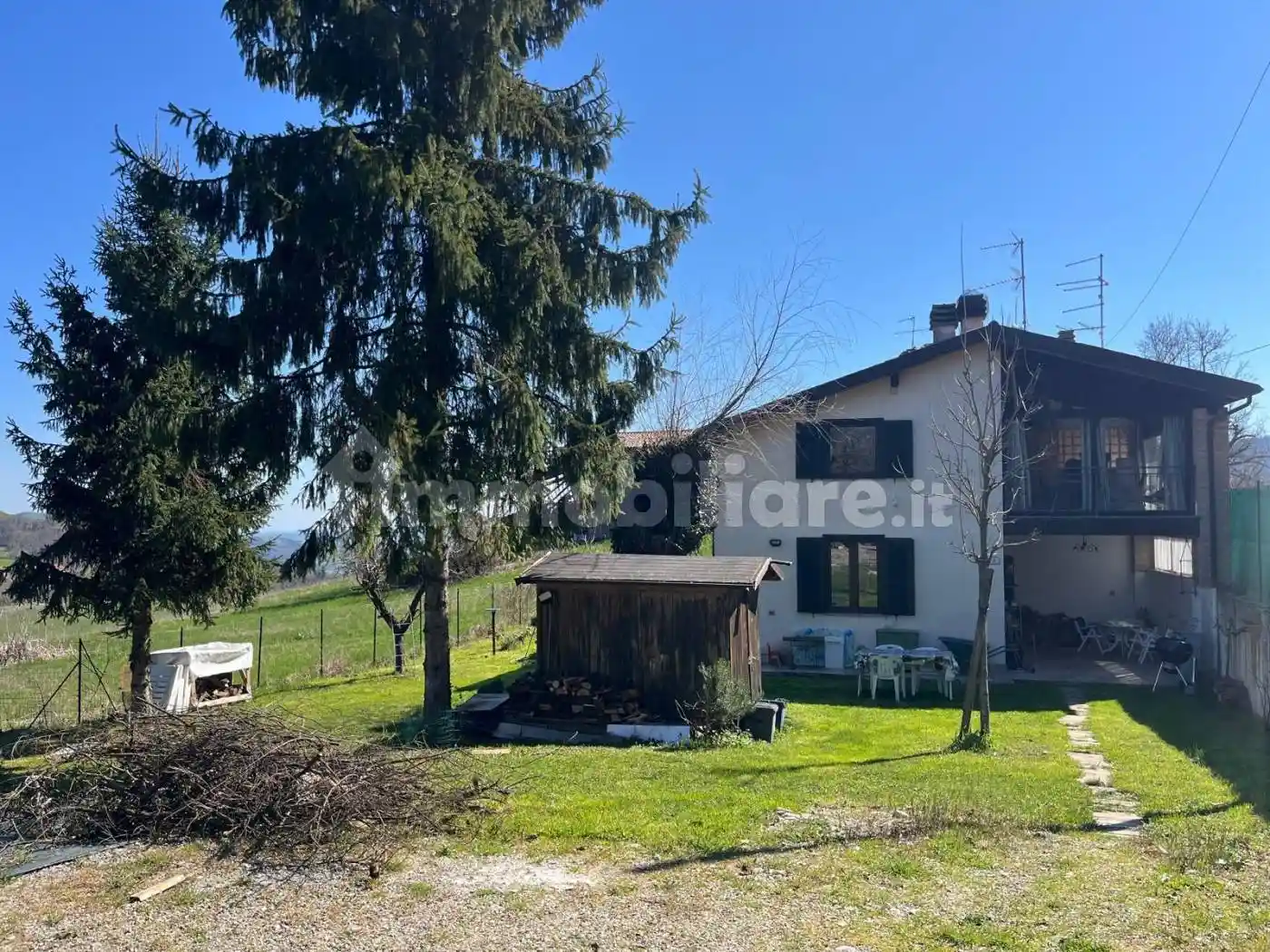 Casa indipendente in vendita a Tizzano Val Parma