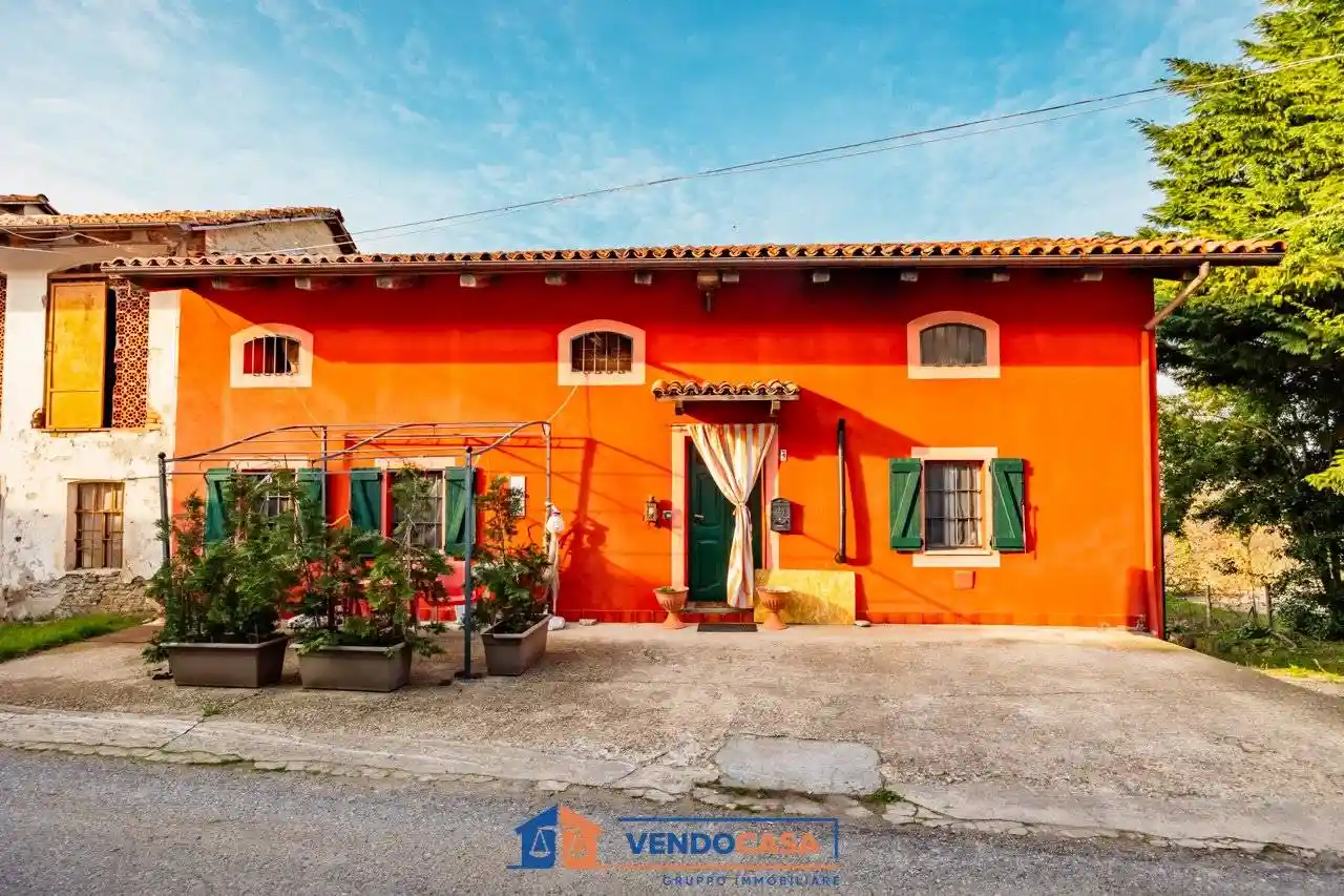 Villa in vendita a Serravalle Langhe