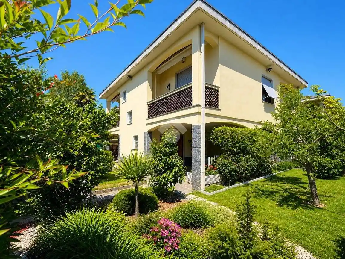 Villa in vendita a Caronno Pertusella