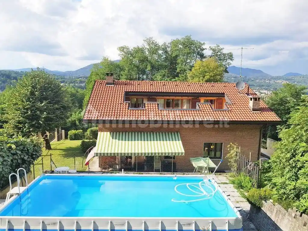 Villa in vendita a Bizzarone