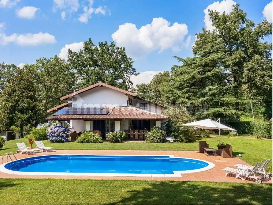 Villa in vendita a Agrate Conturbia