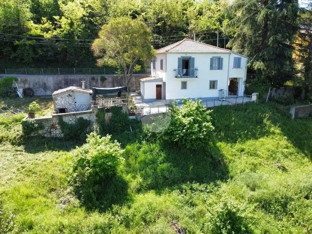 Casa indipendente in vendita a Montebuono