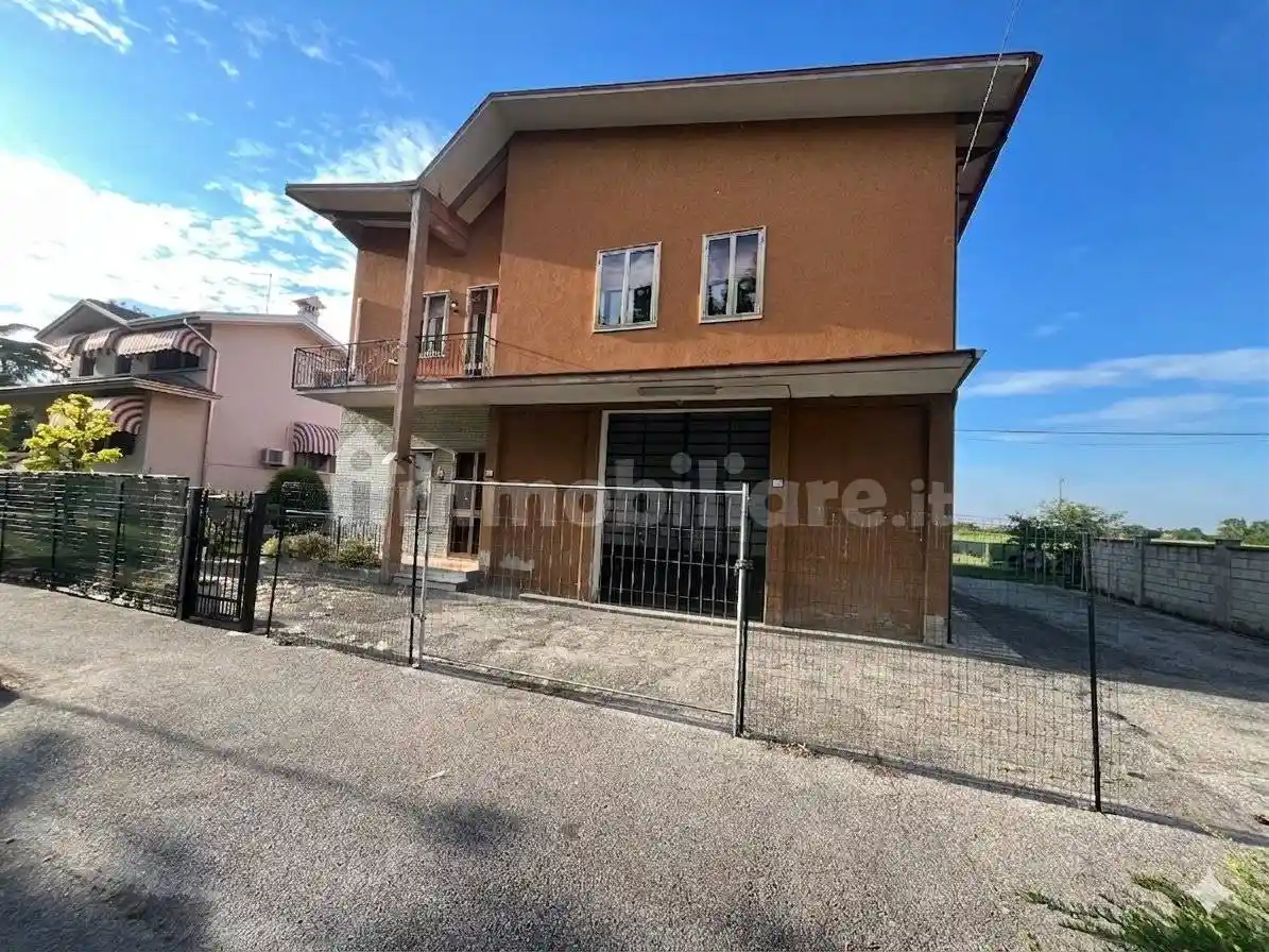 Casa indipendente in vendita a Brescello
