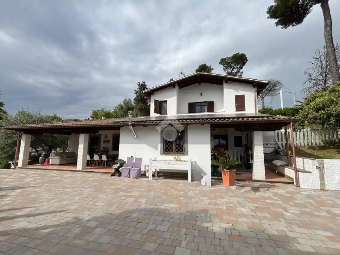Villa in vendita a Genzano di Roma