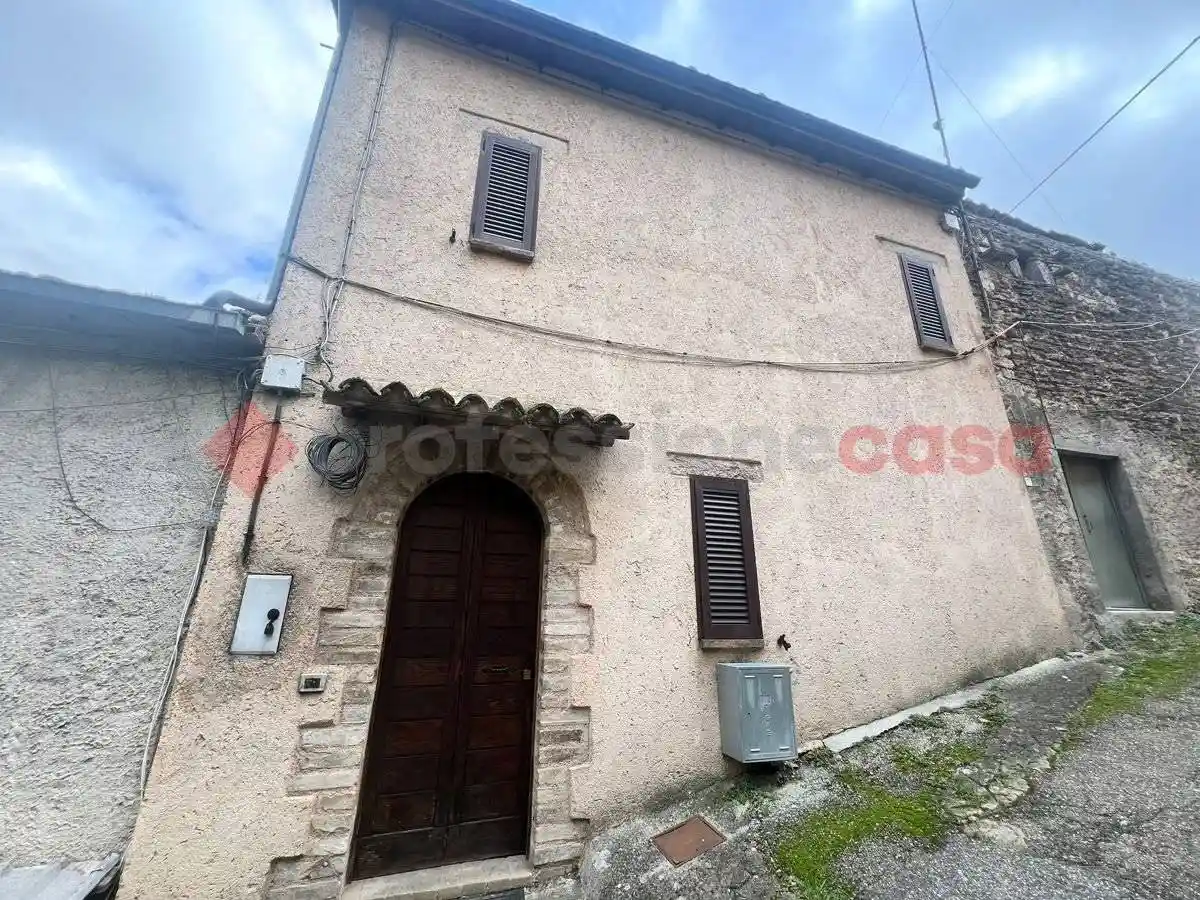 Casa indipendente in vendita a Campello sul Clitunno
