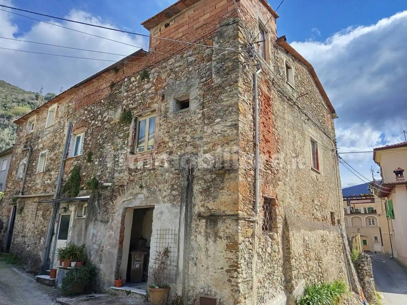 Casa indipendente in vendita a Massa