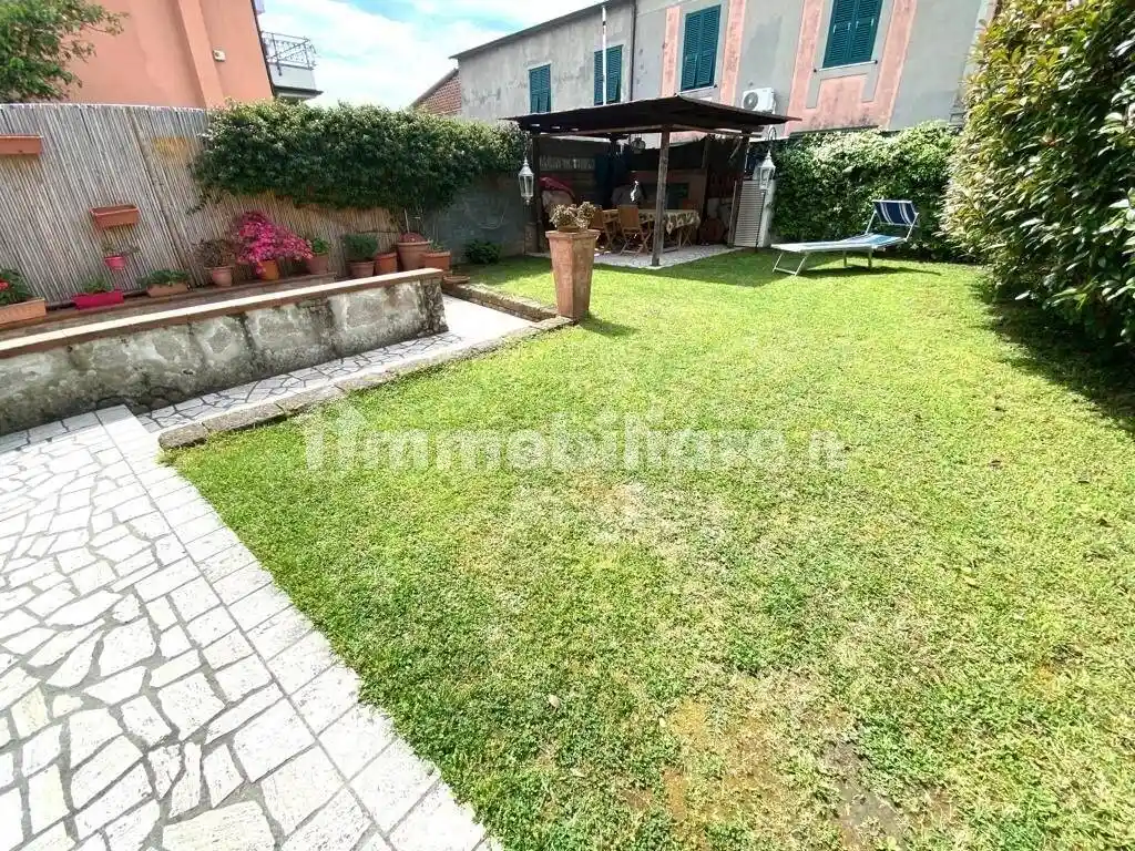 Casa indipendente in vendita a Massa