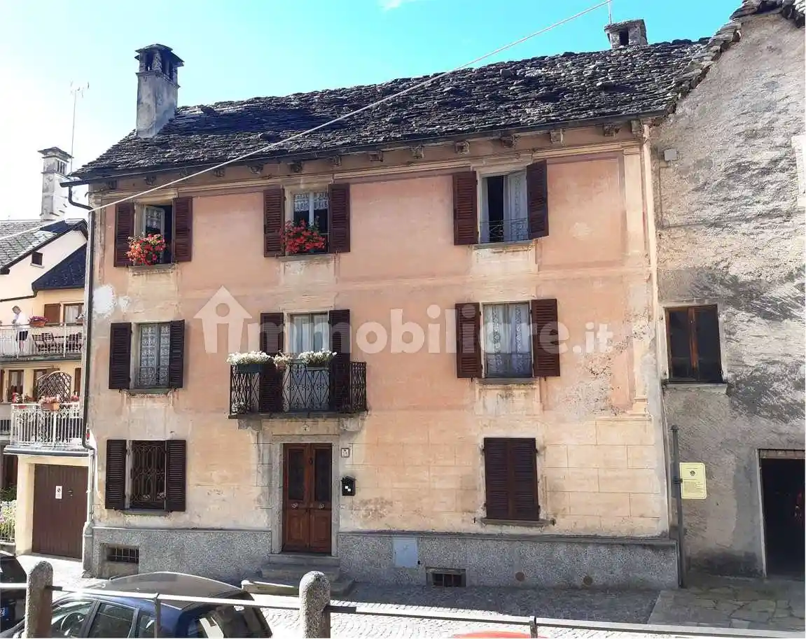 Palazzo - Edificio in vendita a Craveggia
