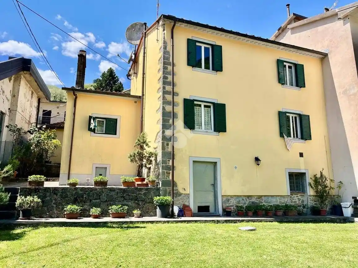 Casa indipendente in vendita a Villa Basilica