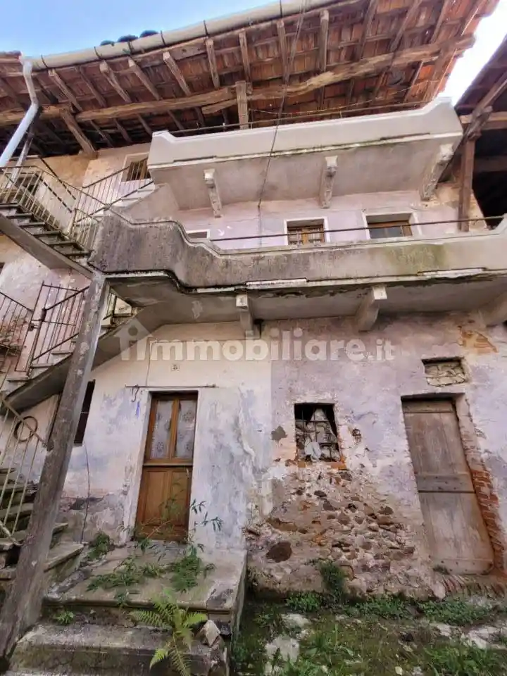 Palazzo - Stabile in vendita a Lozzolo