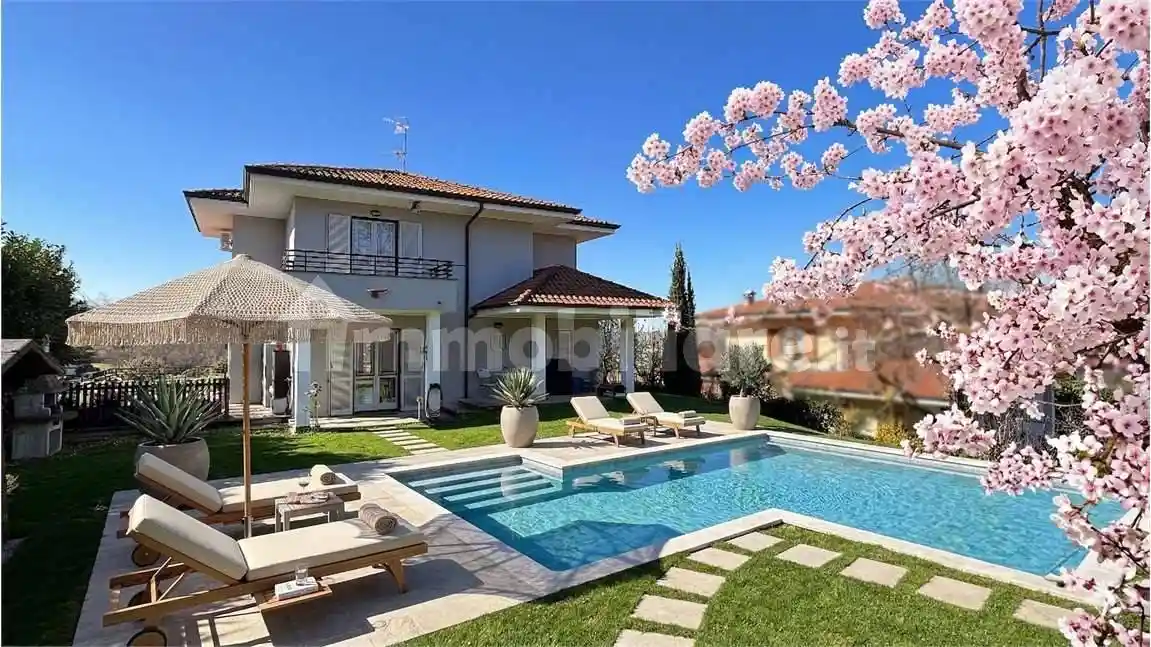 Villa in vendita a Montano Lucino