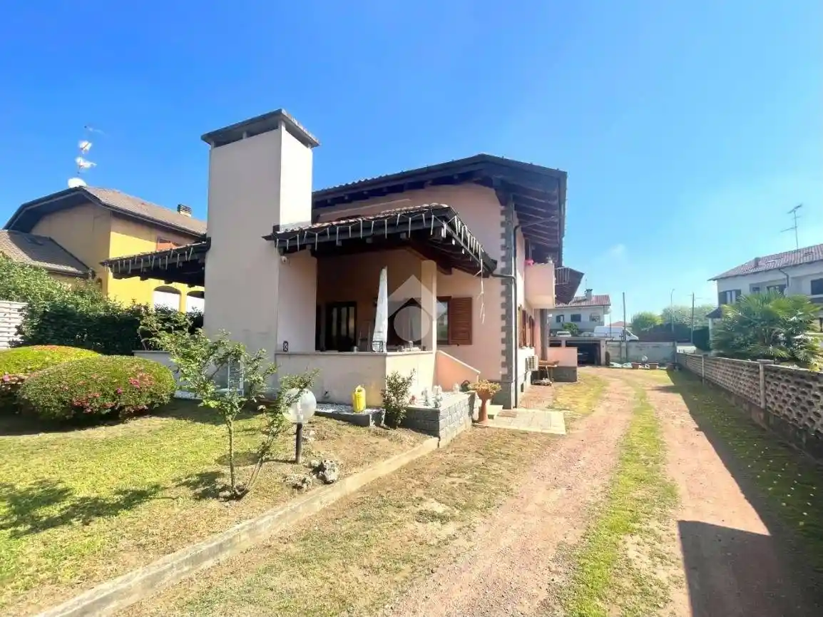 Villa in vendita a Borgomanero