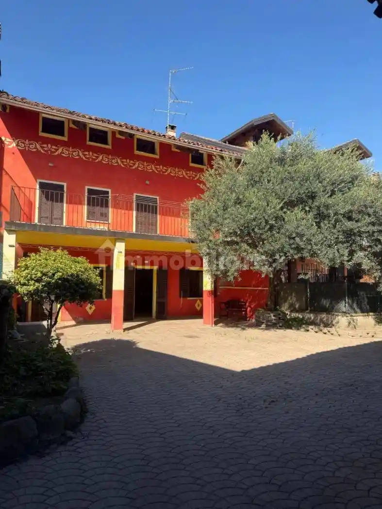 Casa indipendente in vendita a Alice Castello