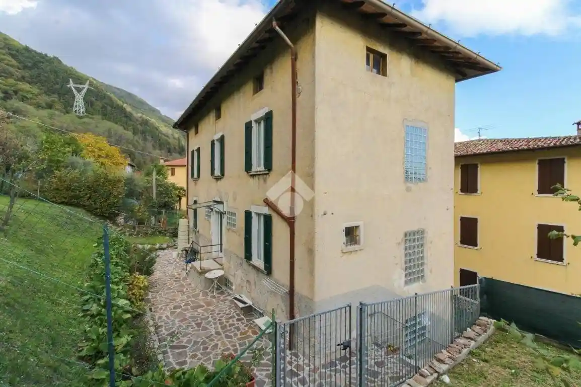 Casa indipendente in vendita a Gargnano