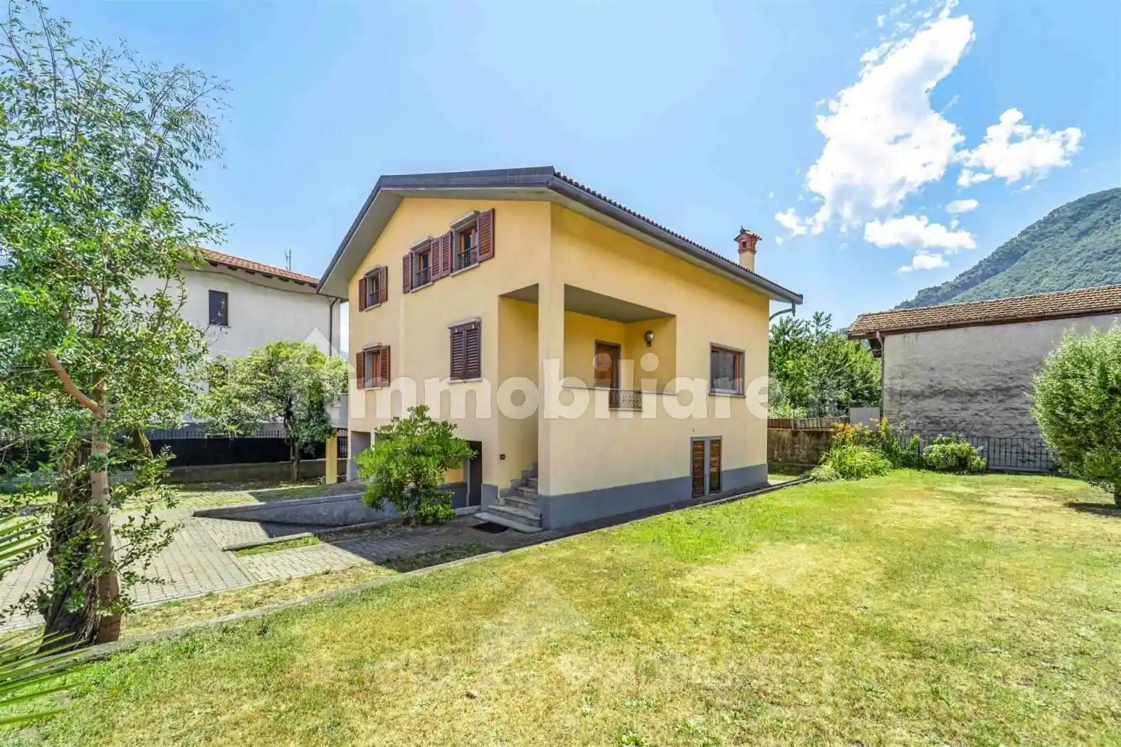 Villa in vendita a Dongo