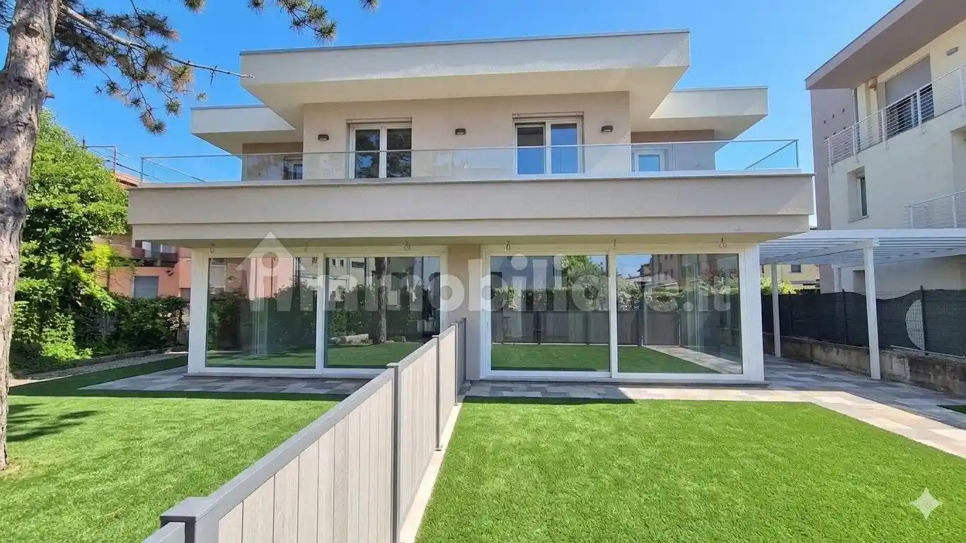 Villa in vendita a Peschiera del Garda