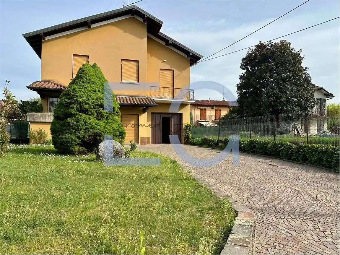 Casa indipendente in vendita a Cocquio-Trevisago