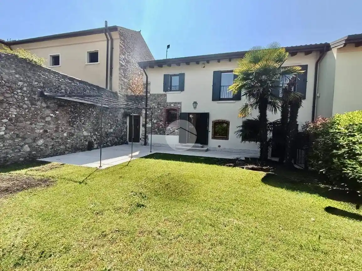 Rustico - Casale in vendita a Pastrengo