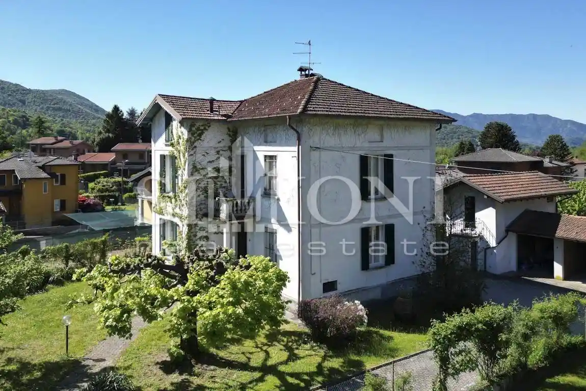 Villa in vendita a Marchirolo