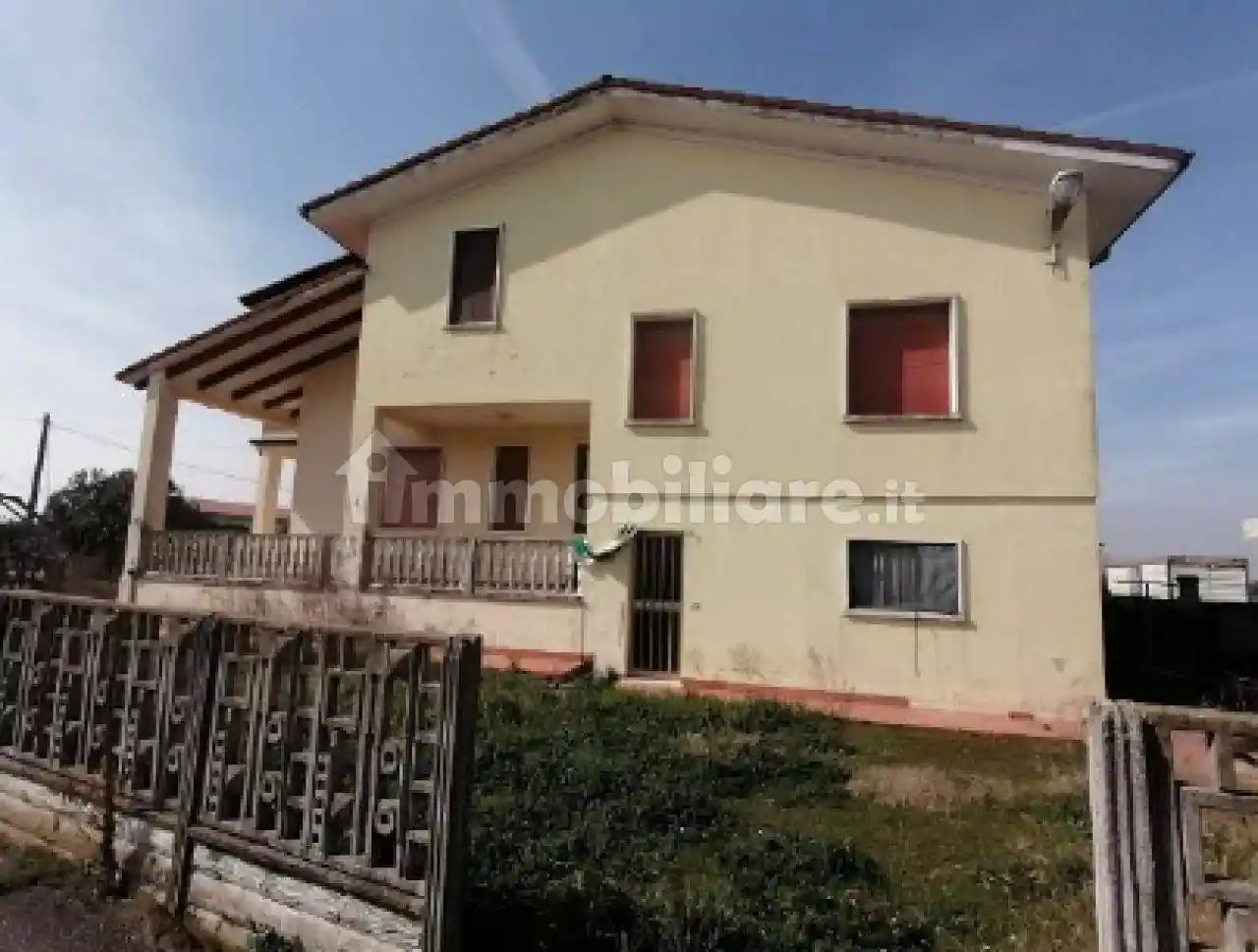 Villa in vendita a Serravalle a Po