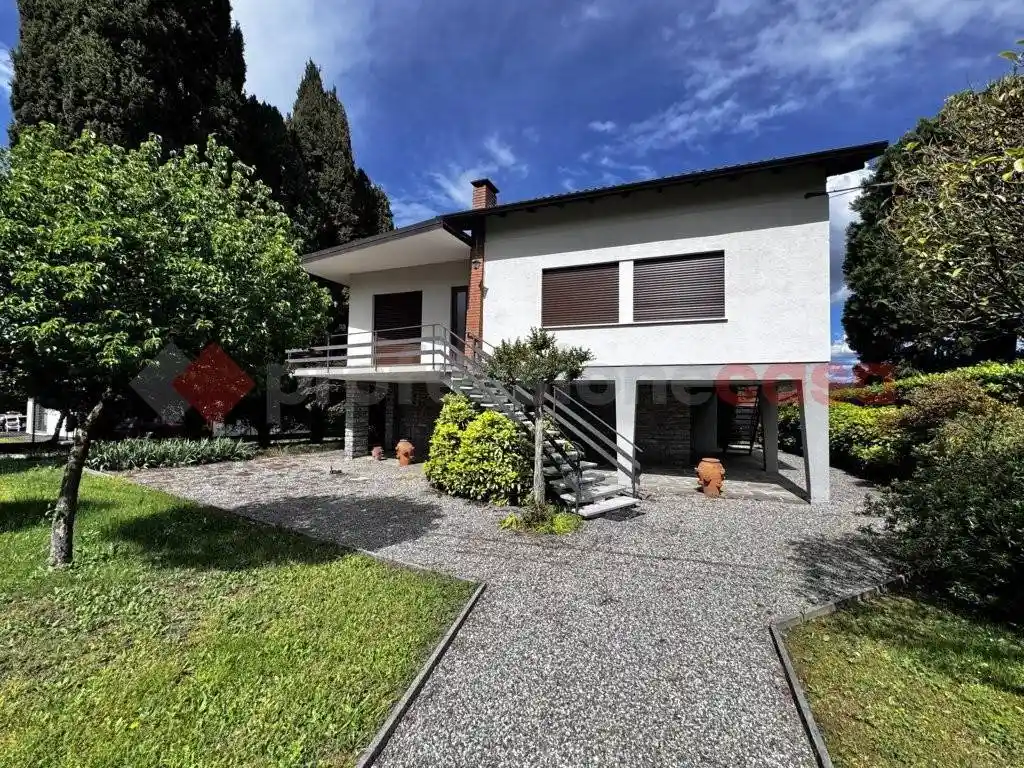 Villa in vendita a Dormelletto