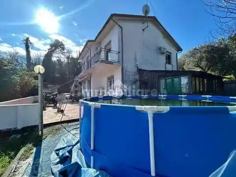 Villa in vendita a Follo