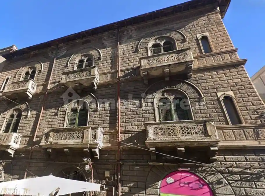 Palazzo - Edificio in vendita a Palermo