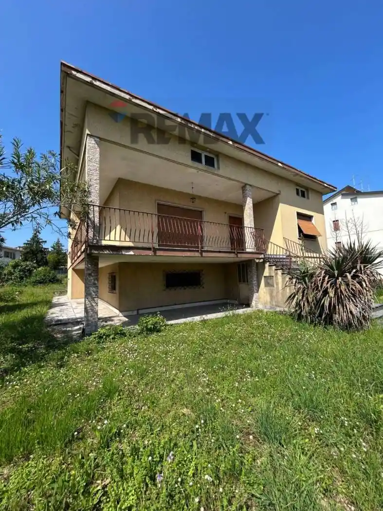 Villa in vendita a Castelnuovo del Garda