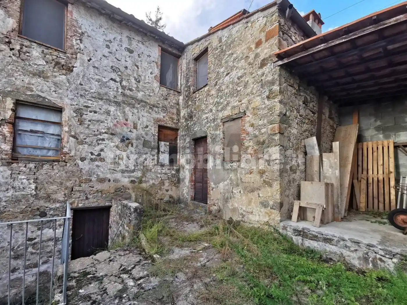 Rustico - Casale in vendita a Lucca