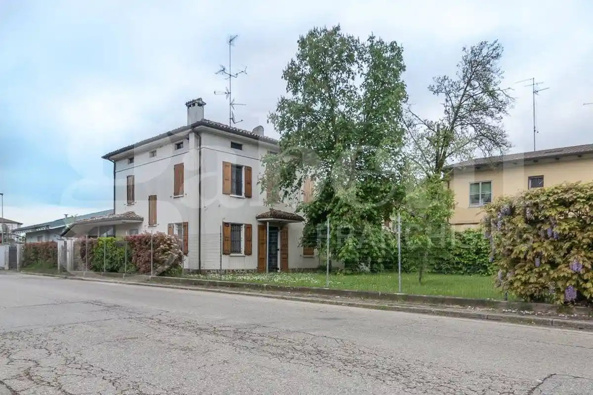 Villa in vendita a Cento