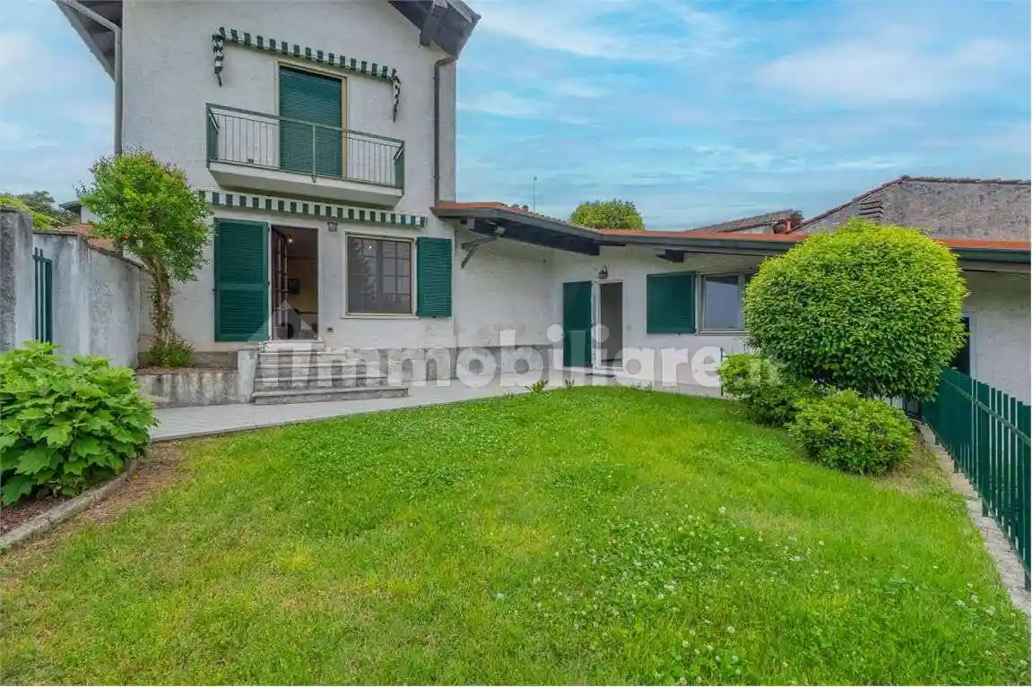 Casa indipendente in vendita a Sesto Calende