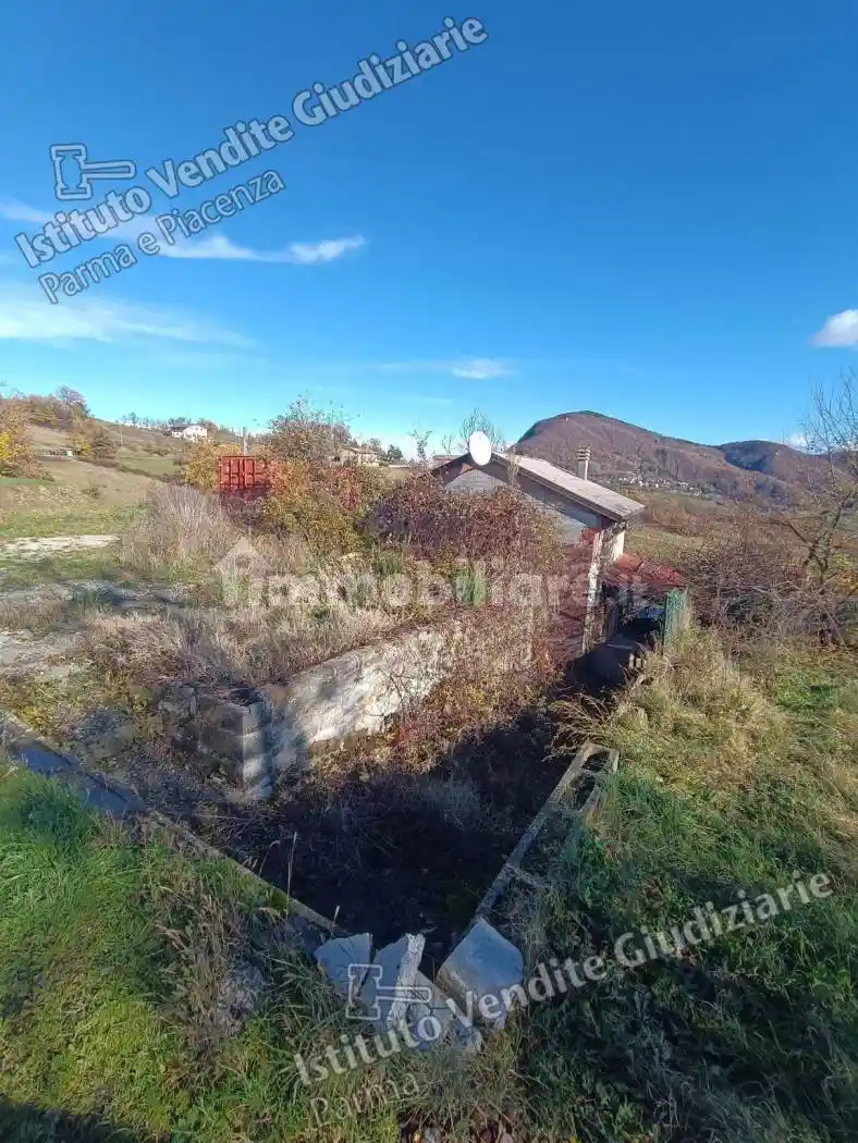Casa indipendente in vendita a Tizzano Val Parma